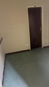 an empty room with a large door and a floor at hotel larenaaa in Sete Lagoas