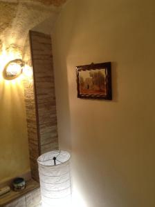 um quarto com um candeeiro e uma pintura na parede em Sea Home 2 em Monopoli