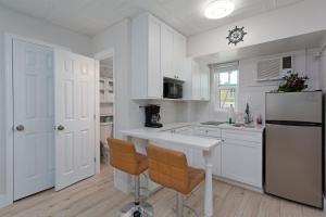 Kuchyň nebo kuchyňský kout v ubytování Tropic Terrace Suite #16 - Beachfront Resort