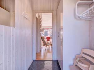 einen Flur mit Stühlen und einem Tisch in einem Zimmer in der Unterkunft Holiday Home Nedelko - 250m from the sea by Interhome in Blokhus