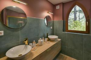 a bathroom with two sinks and a mirror at Gîte La Tournelle in Crest +11 photos