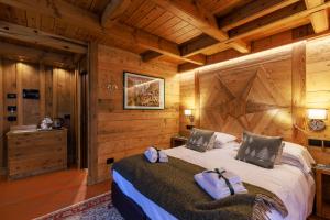 a bedroom with a large bed in a cabin at A Casa di Nonna Ila in Courmayeur