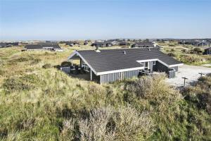 una casa in cima a una collina con l'oceano di LN1596-Hjorring-Kystmarken-34 a Hjørring