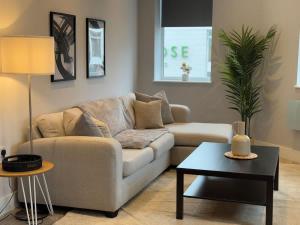 una sala de estar con un sofá y una mesa en Spacious 1 Bed 1 Bath Apartment, en Coulsdon 3 fotos más