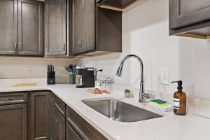 Galeriebild der Unterkunft *NEW ~ Charming, Cozy Apt DWTN Murfreesboro, TN in Murfreesboro