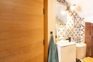 a bathroom with a sink and a toilet at Casa Rubia Limón in Béznar