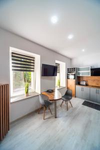 Una cocina con una mesa y sillas en una habitación. en Apartament pod Zamkiem Książ "Nowa Szwajcarka", en Świebodzice