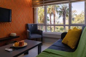 ein Wohnzimmer mit Couch und großem Fenster in der Unterkunft Maxihomes Near Hadrian Gate & Beach, with Sea Views in Antalya