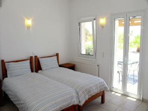 Postel nebo postele na pokoji v ubytování Villa in Agia Galini with Pool Views