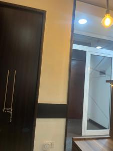 Cette chambre dispose d'une porte et d'une fenêtre. dans l'établissement Maintain guest home, à Erevan
