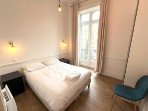 Un pat sau paturi într-o cameră la LAMENNAIS GRAND - Renovated Rennes 8 pers