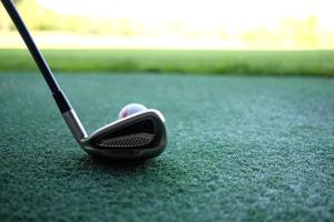 a golf putter sitting on a golf course at Centre de LLN - Appartement rénové - Parking gratuit in Louvain-la-Neuve
