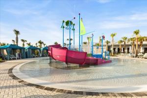 einen Wasserpark mit Rutsche im Wasser in der Unterkunft 5 Bedrooms 5 Bathrooms Windsor Cay 16202Cc in Clermont