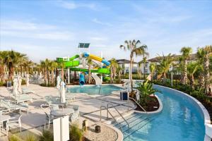 einen Pool in einem Resort mit Rutsche in der Unterkunft 5 Bedrooms 5 Bathrooms Windsor Cay 16202Cc in Clermont