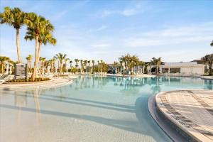 einen Pool mit Palmen in einem Resort in der Unterkunft 5 Bedrooms 5 Bathrooms Windsor Cay 16202Cc in Clermont + 4 Fotos