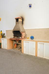 une cuisine avec un four au milieu d'une pièce dans l'établissement CASA RURAL MALAGA,VILLA FAMARA,10 personas,DESAYUNO ANDALUZ INCLUIDO EN EL PRECIO, à Malaga 67 autres photos