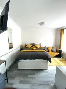 Ένα ή περισσότερα κρεβάτια σε δωμάτιο στο Modern Private En-suite & kitchenette With 40inch TV +15 φωτογραφίες