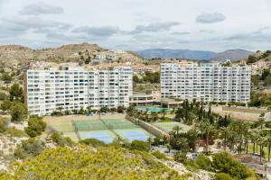 eine Luftaufnahme eines Resorts mit einem Tennisplatz in der Unterkunft The Alou Apartment 2 - Montiboli - Private Beach in Villajoyosa