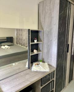 Thung Si KanにあるAlly home1517の二段ベッド2台と棚が備わる客室です。