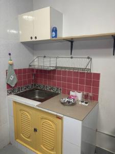 Thung Si KanにあるAlly home1517のシンクとカウンタートップのあるキッチン