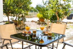 ein Tisch mit Getränken und Speisen auf einer Terrasse in der Unterkunft The Alou Apartment 2 - Montiboli - Private Beach in Villajoyosa