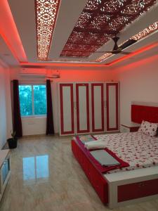 ein Schlafzimmer mit einem großen Bett in einem Zimmer in der Unterkunft Mayns Executive room -blue in Chennai