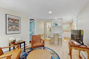 ein Wohnzimmer mit Sofa und Tisch in der Unterkunft Cape Breeze Cottage in Osterville