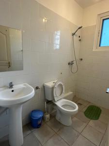 un baño con inodoro y lavabo en Kingsley apartments, en Malindi 10 fotos más
