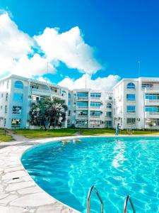 una gran piscina frente a un edificio en Kingsley apartments, en Malindi