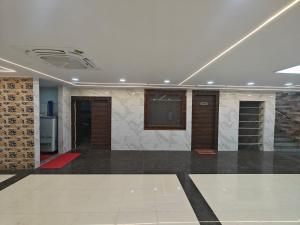 JāmbにあるHotel Budget Innの白い天井の部屋と壁のある部屋