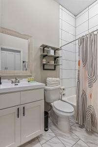Bilik mandi di Steps Away Soulard Flat.1stfloor