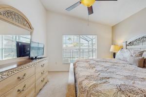 1 dormitorio con 1 cama con TV y vestidor en The Fairway Retreat, en Haines City 21 fotos más
