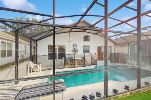 Una vista de una piscina desde una casa. en The Fairway Retreat, en Haines City