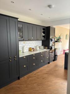 Køkken eller tekøkken på Town centre cottage in Hythe + 14 billeder