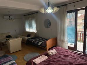 ein Wohnzimmer mit einem Bett und einer Couch in der Unterkunft Apartman Struga in Struga + 205 Fotos