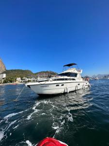 a white boat floating in the water at Lancha Oceanic RJ in Rio de Janeiro