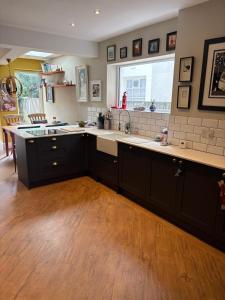 Køkken eller tekøkken på Town centre cottage in Hythe