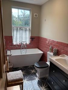 Et badeværelse på Town centre cottage in Hythe