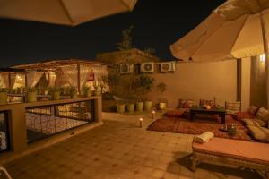 - un salon avec un canapé et un parasol dans l'établissement Riad Tala, à Marrakech