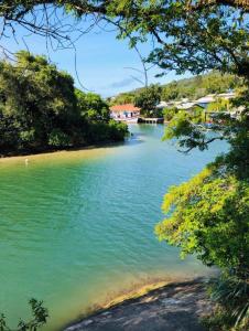 Blick auf einen Fluss mit Bäumen und Häusern in der Unterkunft Pousada Das Estrelas in Florianópolis