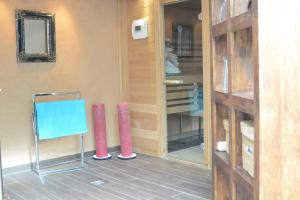 a room with two baseball bats and a mirror at Ferienwohnung Stenzel 1 in Laer