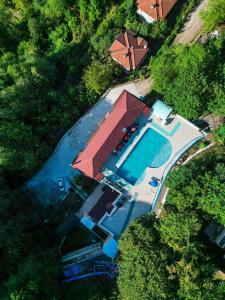 einen Blick über einen Pool mit rotem Dach in der Unterkunft CANPOLAT Sapanca Hotel in Sapanca