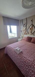 una camera con letto rosa e finestra di Golden Sunny View Apartment a Puerto Rico de Gran Canaria Altre 23 foto