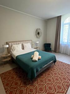 Un dormitorio con una cama con dos toallas encima. en Zenao Appart'hôtels Marseille Prado, en Marsella