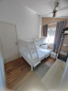 Katil atau katil-katil dalam bilik di Grey Gold apartment 80m from the beach