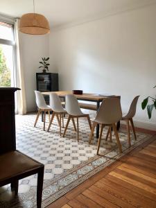 una sala da pranzo con tavolo e sedie di Maison et jardin à Epernay centre ville a Épernay