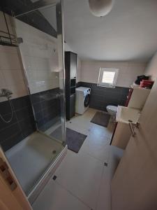 Bilik mandi di Grey Gold apartment 80m from the beach