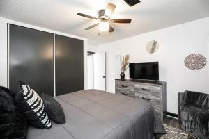 a bedroom with a bed and a ceiling fan at Cheerful Hot Springs Village Condo in Hot Springs
