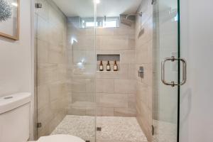 Bilik mandi di 4 Mi to SoFi Stadium, Fenced Yard Modern Retreat! +16 gambar