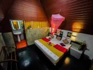 an overhead view of a bedroom with a bed in a room at The Banda's Eco Villa in Sigiriya